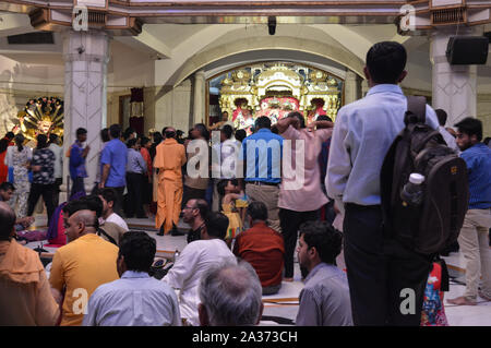 Menschen sind auf der Suche nach Gott Lord Krishna und beten für Reichtum und Gesundheit auf dem indischen Festival von Lord Krishna Geburt Zeremonie (janmastami) an ist Stockfoto