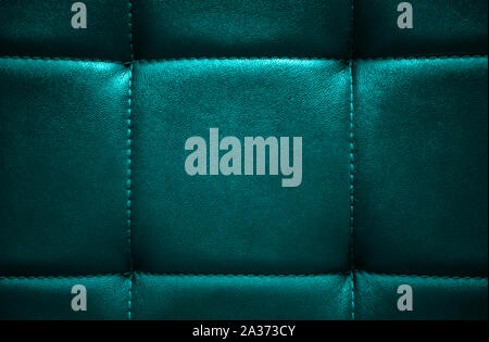 Glänzend dunkel türkis Künstliche strukturiertes Leder mit Faden genäht. Close-up sofa Oberfläche. Blick von direkt über. Sehr detaillierte Hintergrund Stockfoto
