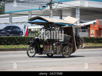 Chiangmai, Thailand - 24. September 2019: ein eigenes Motorrad, Honda Dream. Foto an der Straße Nr. 121 ca. 8 km von der Innenstadt von Chiang Mai, Thailand. Stockfoto