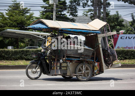 Chiangmai, Thailand - 24. September 2019: ein eigenes Motorrad, Honda Dream. Foto an der Straße Nr. 121 ca. 8 km von der Innenstadt von Chiang Mai, Thailand. Stockfoto