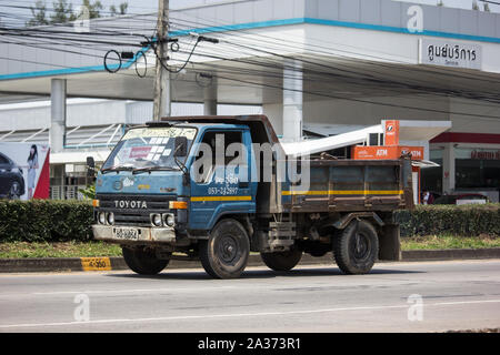 Chiangmai, Thailand - 24. September 2019: Toyota Dyna Truck. Auf der straße Nr. 1001, 8 km von Chiang Mai City. Stockfoto