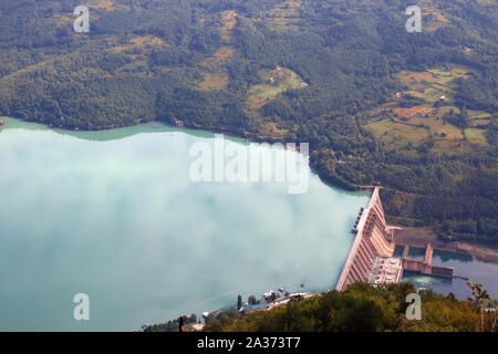 Wasserkraftwerk auf Drina Perucac Serbien Stockfoto