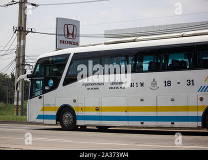 Chiangmai, Thailand - 24. September 2019: Scania 15 M-Bus der Firma Sombattour. Route Bangkok und Chiang Mai. Foto an der Straße Nr. 121 Chiangmai, thail Stockfoto