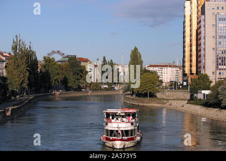 Tour Schiff auf dem Donaukanal Donaukanal Wien Österreich Stockfoto