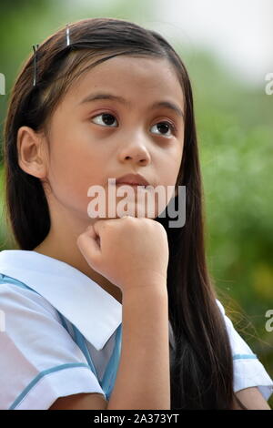 Junge Minderheit Studentin Denken tragen Schuluniform Stockfoto