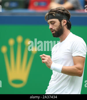 Shanghai, China. 6. Okt, 2019. Nikoloz Basilashvili Georgiens reagiert, nachdem die Men's singles erste Runde zwischen Nikoloz Basilashvili von Georgia und Radu Albot der Republik Moldau in Shanghai Masters 2019 ATP Tennis Turnier in Shanghai, China, am Okt. 6, 2019. Credit: Ding Ting/Xinhua/Alamy leben Nachrichten Stockfoto