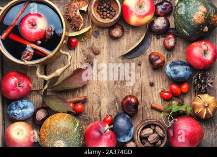 Glühwein, heiße Getränke, Glühwein und Herbst Dekor Stockfoto