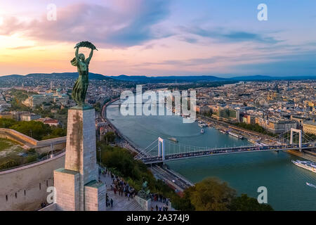 Budapester Stadtansichten form Gellert Hill. Sonnenuntergang im Hintergrund. Die Donau Inklusive, historische Brücken, Budapest dwontown, Gellrt squa Stockfoto