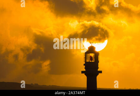 Penzance, Cornwall, UK. 6. Oktober 2019. UK Wetter. Die Sonne geht hinter dem Leuchtturm am Hafen von Penzance. Kredit Simon Maycock/Alamy Leben Nachrichten. Stockfoto