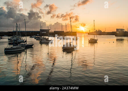 Penzance, Cornwall, UK. 6. Oktober 2019. UK Wetter. Sonnenaufgang von Penzance. Kredit Simon Maycock/Alamy Leben Nachrichten. Stockfoto