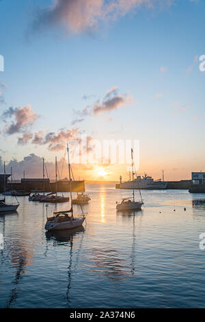 Penzance, Cornwall, UK. 6. Oktober 2019. UK Wetter. Sonnenaufgang von Penzance. Kredit Simon Maycock/Alamy Leben Nachrichten. Stockfoto