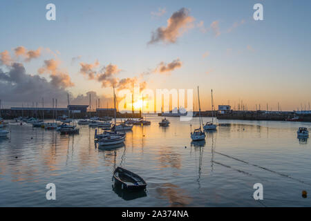 Penzance, Cornwall, UK. 6. Oktober 2019. UK Wetter. Sonnenaufgang von Penzance. Kredit Simon Maycock/Alamy Leben Nachrichten. Stockfoto