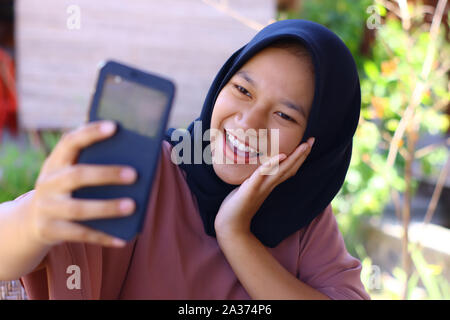 Frau mit Smartphone, glücklich fühlen, Technologie mehr einfach, Kommunikation mit Anderen, Bildung, Stockfoto