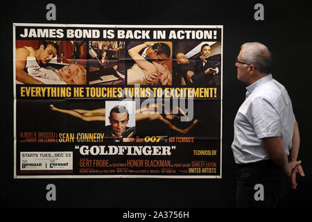 Auf 0001 ein Embargo verhängt Montag, den 07. Oktober Prop Shop poster Consultant Mike Bloomfield im US-U-Bahn Plakat sieht für die 194 James Bond Film Goldfinger (Schätzung £ 6.000 £ 8.000) während eine Vorschau für die kommenden Kino Poster live die Prop's Store Auktion. Stockfoto