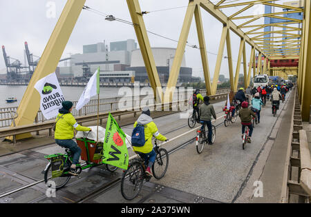 Deutschland, Hamburg, Freitag für künftige Protest Demo bei Vattenfall Kohlekraftwerk Moorburg gegen Verbrennung von Kohle und die Steinkohle einfuhren Protest, Aktivisten mit Fahrrad auf Brücke Kattwyk Stockfoto