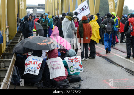 DEUTSCHLAND, Hamburg, Kohleausstieg, Ende der fossilen Brennstoffe, Aktivisten von deCOALonize europe blockieren die Kattwyk-Brücke in der Nähe des Kohlekraftwerks Moorburg, um gegen die Kohleverbrennung und Steinkohleimporte aus Kolumbien und Russland zu protestieren Stockfoto