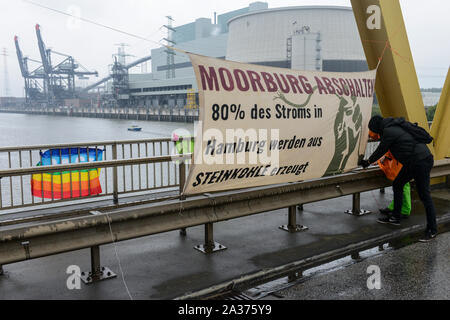 Deutschland, Hamburg, Aktivisten des deCOALonize Europa blockieren den Kattwyk Brücke in der Nähe von Vattenfall Kohlekraftwerk Moorburg gegen die Verbrennung von Kohle und die Steinkohle Einfuhren zu protestieren, Banner sagt: Moorburg ausschalten, 80 Prozent der Elektrizität in Hamburg stammt aus der Verbrennung von Steinkohle Stockfoto