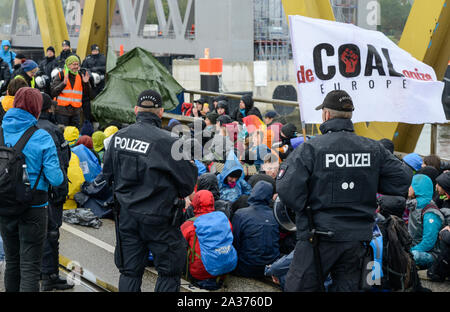 DEUTSCHLAND, Hamburg, Kohleausstieg, Ende der fossilen Brennstoffe, Aktivisten von deCOALonize europe blockieren die Kattwyk-Brücke in der Nähe des Kohlekraftwerks Moorburg, um gegen die Kohleverbrennung und Steinkohleimporte aus Kolumbien und Russland zu protestieren Stockfoto