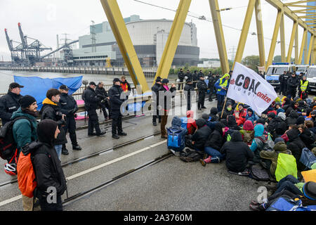 DEUTSCHLAND, Hamburg, Kohleausstieg, Ende der fossilen Brennstoffe, Aktivisten von deCOALonize europe blockieren die Kattwyk-Brücke in der Nähe des Kohlekraftwerks Moorburg, um gegen die Kohleverbrennung und Steinkohleimporte aus Kolumbien und Russland zu protestieren Stockfoto