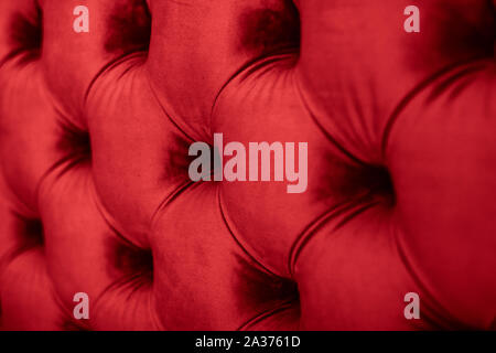 Möbel Design, klassische Interieur und Royal vintage Material Konzept - Rot Luxus velour Steppjacke sofa Polster mit Knöpfen, elegante Wohnkultur tex Stockfoto