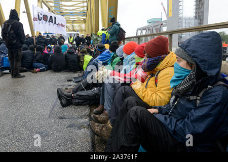 DEUTSCHLAND, Hamburg, Kohleausstieg, Ende der fossilen Brennstoffe, Aktivisten von deCOALonize europe blockieren die Kattwyk-Brücke in der Nähe des Kohlekraftwerks Moorburg, um gegen die Kohleverbrennung und Steinkohleimporte aus Kolumbien und Russland zu protestieren Stockfoto