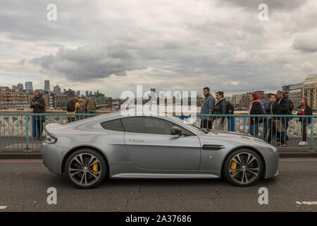 Aston Martin DBS auf die Tower Bridge. 6. Okt. 2019 Stockfoto