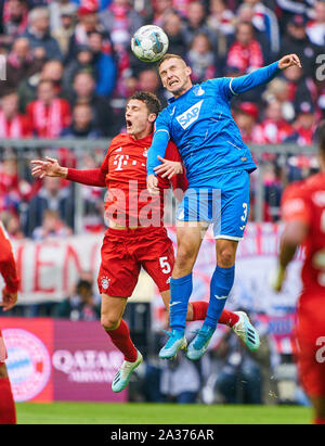 München, Deutschland. 05 Okt, 2019. Benjamin PAVARD, FCB 5 konkurrieren um die Kugel, Bekämpfung, Duell, Kopfzeile, Zweikampf, Action, Kampf gegen Pavel KADERABEK, Hoff 3 FC BAYERN MÜNCHEN - TSG 1899 Hoffenheim - DFL-Bestimmungen verbieten die Verwendung von Fotografien als BILDSEQUENZEN und/oder quasi-VIDEO - 1. Deutsche Fussball Liga, München, Oktober 05, 2019 Saison 2019/2020, Spieltag 07, FCB, München, Quelle: Peter Schatz/Alamy leben Nachrichten Stockfoto