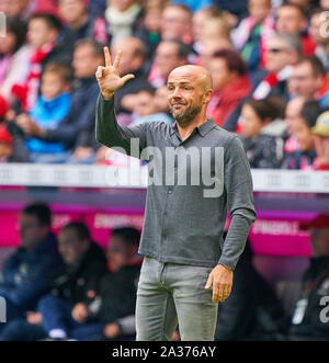 München, Deutschland. 05 Okt, 2019. Alfred SCHREUDER, Chef-Trainer TSG Hoffenheim, Gestikulieren, geben Anweisungen, Aktion, Bild, Geste, hand Bewegung, zeigen, interpretieren, Mimik, FC BAYERN MÜNCHEN - TSG 1899 Hoffenheim - DFL-Bestimmungen verbieten die Verwendung von Fotografien als BILDSEQUENZEN und/oder quasi-VIDEO - 1. Deutsche Fussball Liga, München, Oktober 05, 2019 Saison 2019/2020, Spieltag 07, FCB, München, Quelle: Peter Schatz/Alamy leben Nachrichten Stockfoto