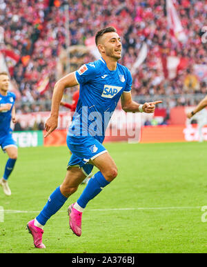 München, Deutschland. 05 Okt, 2019. Sargis ADAMYAN, Hoff 23 Kerben, schießt Ziel für 1-2, feiert sein Ziel, Freude, Lachen, feiern, FC BAYERN MÜNCHEN - TSG 1899 Hoffenheim - DFL-Bestimmungen verbieten die Verwendung von Fotografien als BILDSEQUENZEN und/oder quasi-VIDEO - 1. Deutsche Fussball Liga, München, Oktober 05, 2019 Saison 2019/2020, Spieltag 07, FCB, München, Quelle: Peter Schatz/Alamy leben Nachrichten Stockfoto