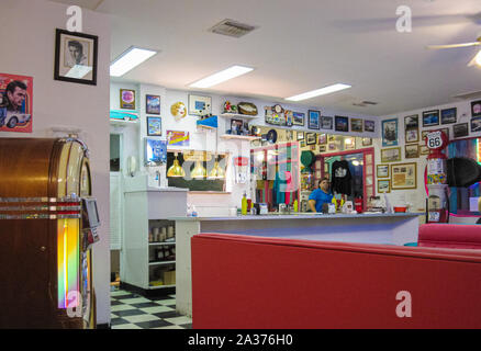 Kingman, Arizona. Mai 2010: Herr D'z Route 66 Diner in Kingman an der historischen Route 66 entfernt. Stockfoto