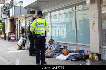 Brighton East Sussex UK - Polizisten sprechen Sie mit Obdachlosen leben auf Straßen Stockfoto