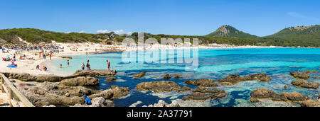 Mallorca, Spanien - 10. Mai 2019: Panramic Blick auf die Cala Agulla, einem einzigartigen Sandstrand im Nordosten von Mallorca. Spanien Stockfoto