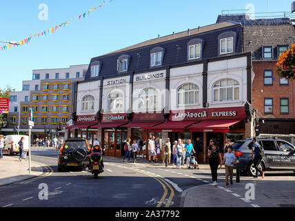 Kingston Upon Thames South West London UK-Station der Gebäude - mit Kappadokien Express Cafe Stockfoto