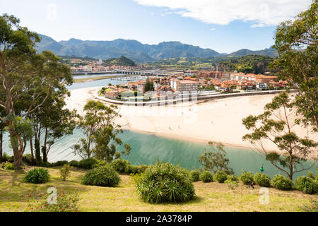 Ribadesella Strand und Stadt, Asturien, im Norden Spaniens, Europa - von der Mündung des Fluss Sella Stockfoto