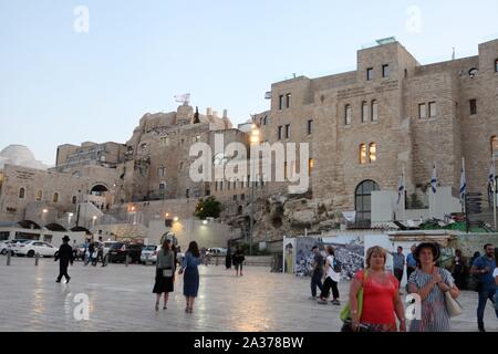 Anbeter an der Klagemauer in Jerusalem, Israel. Die Mauer ist einer der heiligsten Plätze im Judentum bis auf dem Tempelberg. Stockfoto