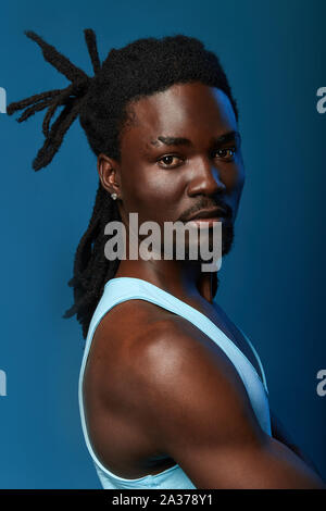Attraktive serioous Mann stand mit verschränkten Armen bärtigen, Portrait, isolierte blauen Hintergrund, Studio shot Stockfoto