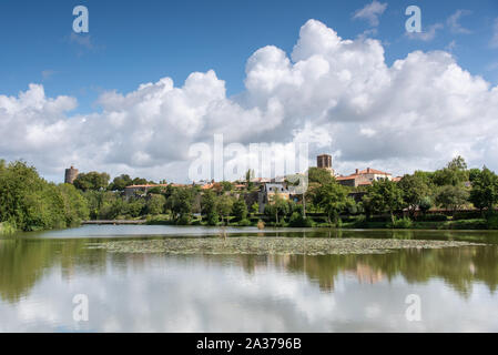 Die mittelalterliche kleine Stadt von Vouvant in der Vendee in Frankreich Stockfoto