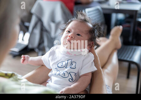 Großmutter Holding Baby Enkel zu Hause Stockfoto