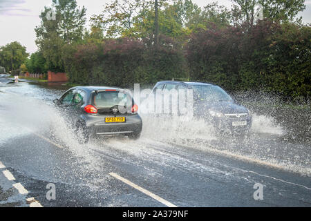 Kirkham in der Nähe von Blackpool, Lancashire. UK Wetter. 6. Oktober, 2019. Großbritannien klammern für Tag der sintflutartigen Regenfälle mit Autos fahren auf überschwemmten Straßen in den Nordwesten von England. Nach schweren nächtlichen Regen überschwemmte Straßen bilden für schwierigen Fahrsituationen mit einigen Gemeinschaften durch Überschwemmungen abgeschnitten. Nach einem heftigen Regenguss über Nacht, Sicht äußerst begrenzt war, mit Pfützen, viel Oberflächenwasser, die Gefahr von Aquaplaning und Folgeschäden von Fahr- und Lenkverhalten. Credit: MediaWorldImages/AlamyLiveNews Stockfoto