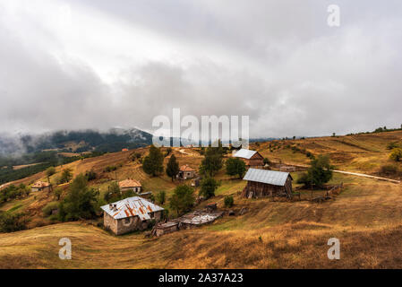 Bewölkt Herbst Tag über höchste Dorf am Balkan und in Bulgarien - Ortsevo in Rhodopen Gebirge. Stockfoto