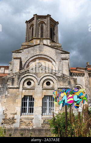 Die mittelalterliche kleine Stadt von Vouvant in der Vendee in Frankreich Stockfoto