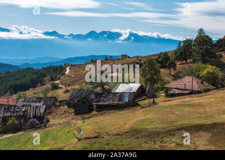 Bewölkt Herbst Tag über höchste Dorf am Balkan und in Bulgarien - Ortsevo in Rhodopen Gebirge. Stockfoto