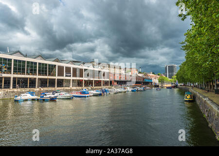 Modernished Harbourside mit Bars und Restaurants an der Uferpromenade in Bristol, England, UK. Stockfoto