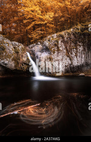 Schöner Frühling Wasserfall Gumberdjiata in Rhodope Berg in der Nähe Belitsa Dorf, Bulgarien Stockfoto