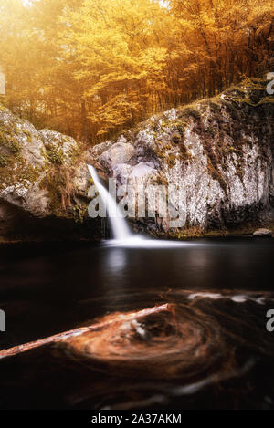 Schöner Frühling Wasserfall Gumberdjiata in Rhodope Berg in der Nähe Belitsa Dorf, Bulgarien Stockfoto