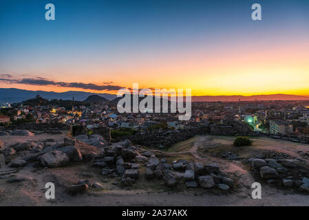 Herbst Blick auf den Sonnenuntergang über der Stadt Plovdiv, Bulgarien. Europäische Kulturhauptstadt 2019 und der älteste lebende Stadt in Europa. Foto von einem der Hügel Stockfoto