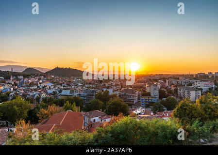 Panoramablick herbst Blick auf den Sonnenuntergang über der Stadt Plovdiv, Bulgarien Stockfoto