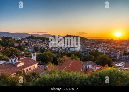 Panoramablick herbst Blick auf den Sonnenuntergang über der Stadt Plovdiv, Bulgarien Stockfoto