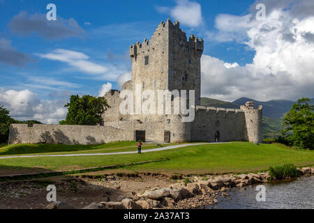 Killarney. Irland. 06.15.16. Ross Castle ist ein aus dem 15. Jahrhundert und das Tower House und am Rande des Lough Leane halten, im Nationalpark Killarney, County Kerry Stockfoto