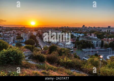 Herbst Blick auf den Sonnenuntergang über der Stadt Plovdiv, Bulgarien. Europäische Kulturhauptstadt 2019 und der älteste lebende Stadt in Europa. Foto von einem der Hügel Stockfoto